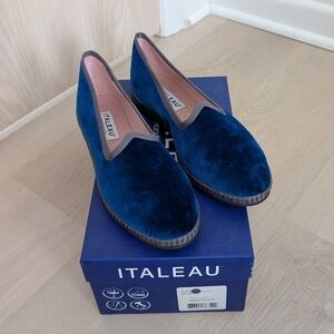 Italeau - Size 38.5EU - Women's Blue Velvet Loafers New In Box